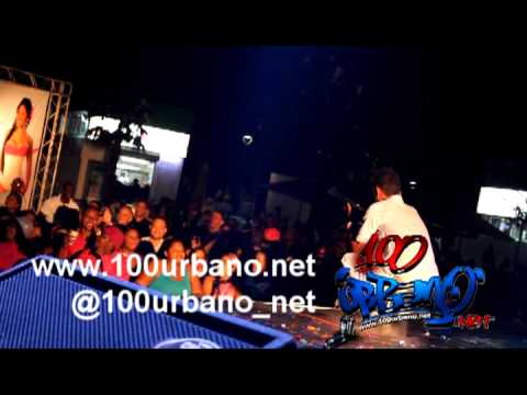 Bopero desacatao dandole pila de cotorra a una gorda en plena tarima @ Plaza Juan Baron