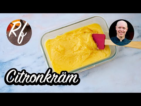 Citronkräm lagad av äggulor, grädde, mjölk, socker och maizena smaksatt med rivet citronskal och färskpressad citron.  Serveringsförslag Citronkräm passar som fyllning i tårtor och bakverk. Jag hade den i Rice Krispies-tårta. >