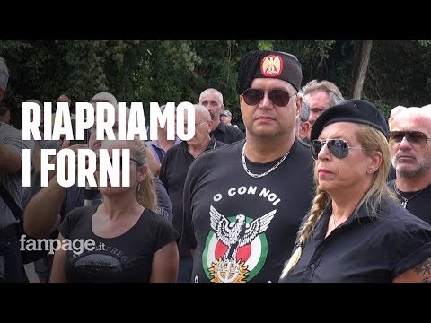 Con i fascisti sulla tomba di Mussolini: "Riapriamo i forni crematori. Se fa caldo è colpa dei neri"