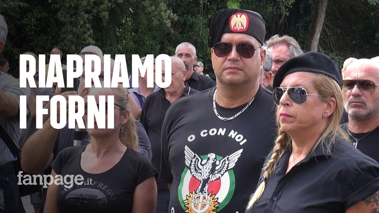 Watch Now Con i fascisti sulla tomba di Mussolini: Riapriamo i forni crematori. Se fa caldo è colpa dei neri Con i fascisti sulla tomba di Mussolini: Riapriamo i forni crematori. Se fa caldo è colpa dei neri