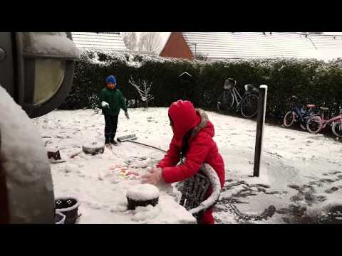 Ariya pani barf bazi