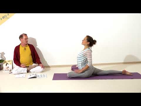 Taube Vorübung mit Händen in Namaste Mudra vor der Brust - Yoga Asana Lexikon