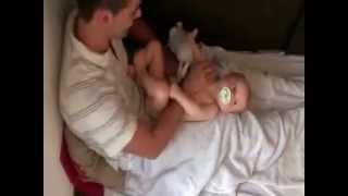 Massage de bébé - le thorax.