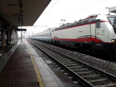 E.402B106 (livrea Frecciabianca) in testa all' IC 584/585 Trieste C.LE - Roma Termini