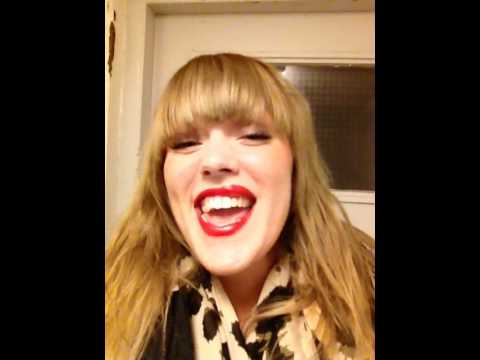 Elin mimar när Eve sjunger