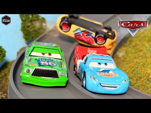 PIXAR CARS 16 Car Battle - Huge Lightning McQueen SHOWDOWN!