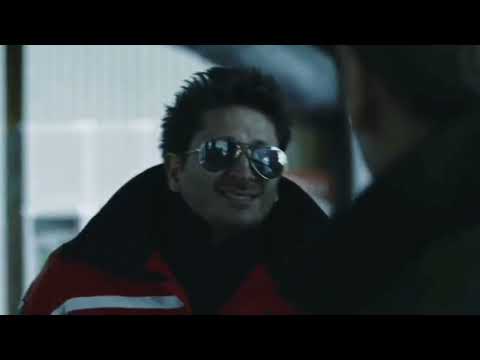 Marco Giallini - Ma si vuole togliere gli occhiali quando parla.