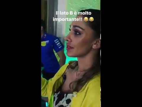Il lato B di Belen a freccette con Andrea Iannone