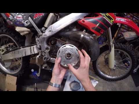 Honda CR250R Removing The Outer Right Side Case. Clutch Basket Swap.
