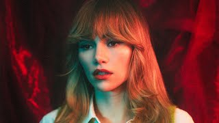 Musik-Video-Miniaturansicht zu Every Day's A Lesson In Humility Songtext von Suki Waterhouse & Belle and Sebastian