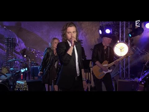 Julien Doré chante "J’aime les filles"