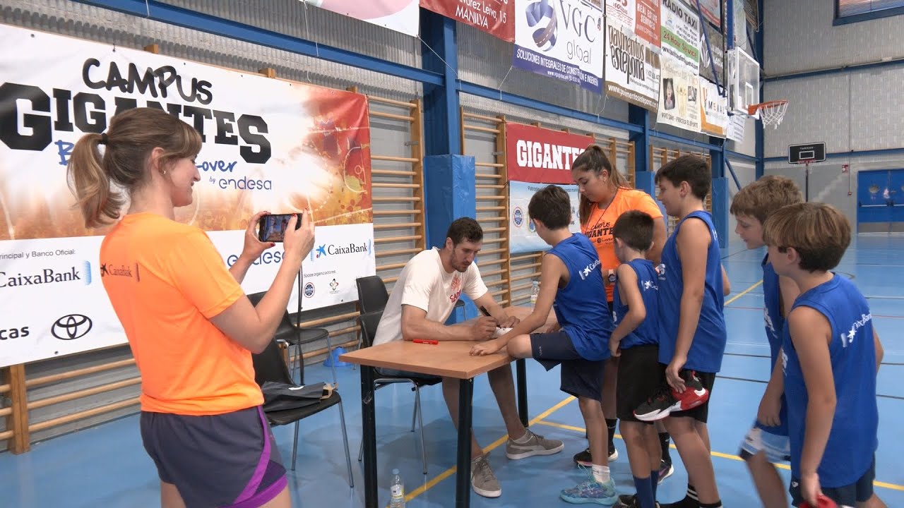 El jugador Rubén Guerrero visita el Campus Gigantes