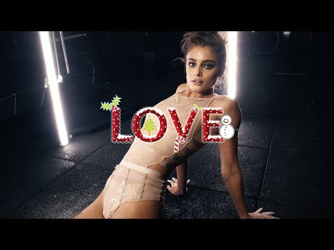 Here's Victoria’s Secret Model Taylor Hill Doing Gymnastics