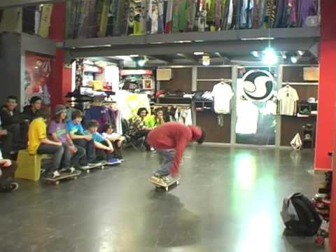 Battle At The Free Gemelo vs Furby