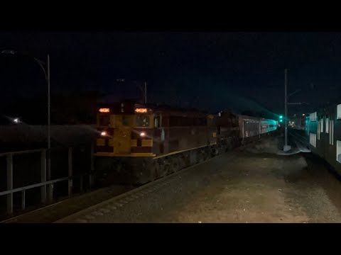 4464 and 4702 lead 8L02 past Warwick Farm