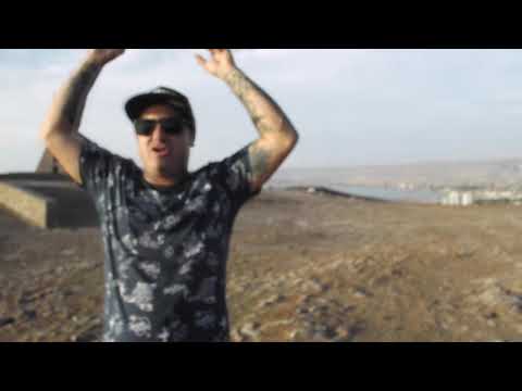 (ReAlEs SoBrE Un MiC) SoLo BuScO La MaNeRa