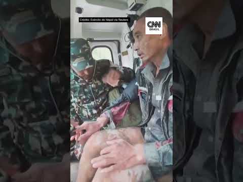 Terceiro homem é resgatado de túnel no Nepal dez dias após enchentes