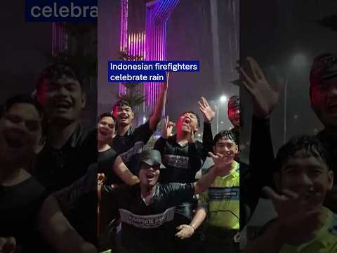 Indonesian firefighters celebrate rain | DW News