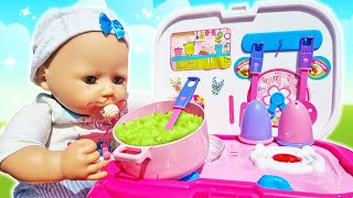 Spielspaß mit Baby Born Annabelle. Wir kochen einen Brei aus Gras. Puppen Video auf Deutsch