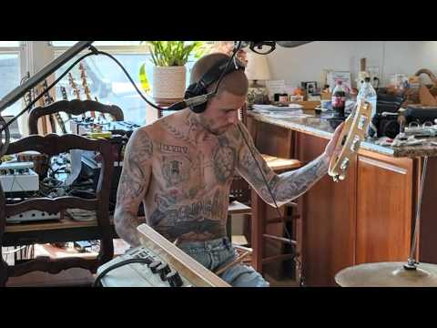 Justin Bieber sings &ldquo;Daisies&rdquo; live a cappella from the rooftop of his hotel in Geneva