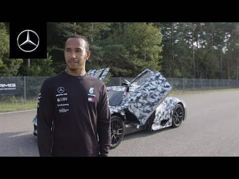 Lewis Hamilton junto al Mercedes-AMG Project ONE