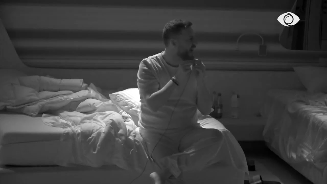 “Hajde të marrim një popullore me intonacion të lartë”/ Seno vijon t’i këndojë Kristit në dhomën e gjumit
