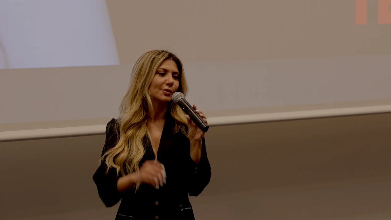 Dompter la solitude : la clé pour tout changer  | Alexia Borg | TEDxGEM