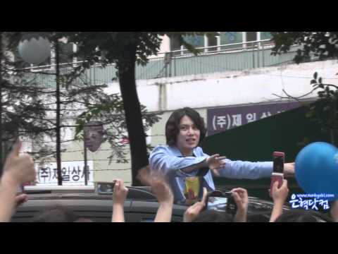 110814 Car parade Eunhyuk & Heechul