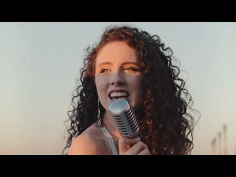 Shallow / Eu Te Devoro / Billie Jean (Voz e Piano Laura Dalmás) - cantora da serra gaúcha