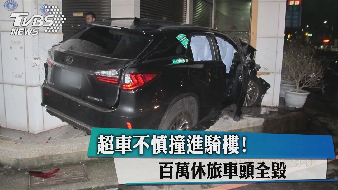 碰!超車不慎撞進騎樓 百萬休旅車頭全毀