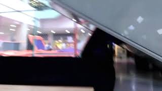 Homem se atira do terceiro andar de shopping!