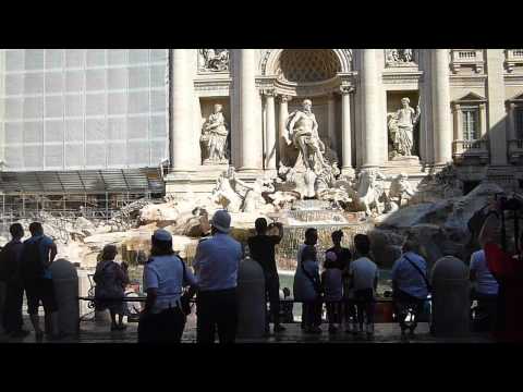 Vigile urbano a Fontana di Trevi fuma la pipa=Policeman at the Trevi Fountain smokes the pipe