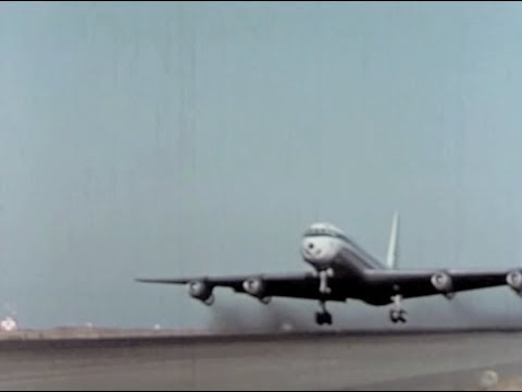 United Airlines Jet Mainliner DC-8 smokey take-off Idlewild Airport circa 1960