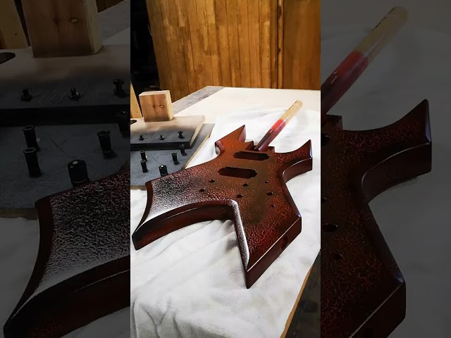 Vídeo relacionado con Genérico Reloj de Pared Forma de Guitarra electrica Eddie Munson Instrumento de Musica Decoracion de Disco de Vinilo
