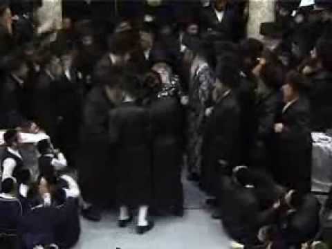 Viznitzer Family & Belzer Rebbe dancing