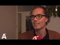 Wethouder Ivens bekijkt slecht geventileerde woning