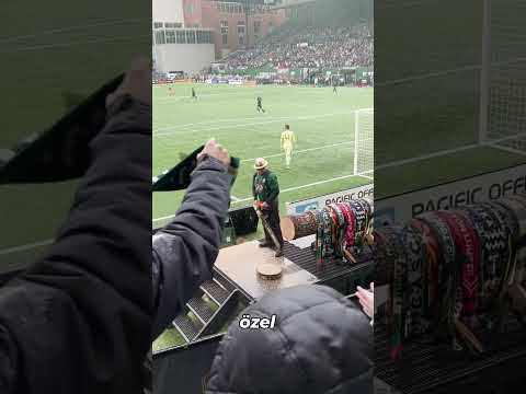 Maç Ortasında Odun Kesen Adamın Sebebi Sandığınız Gibi Değil ⚽🪵 #keşfet #viralvideo #shorts