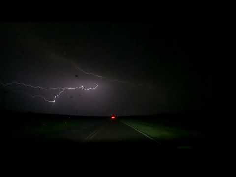 Cruzando la Ruta del Desierto de noche con tormenta, La Pampa