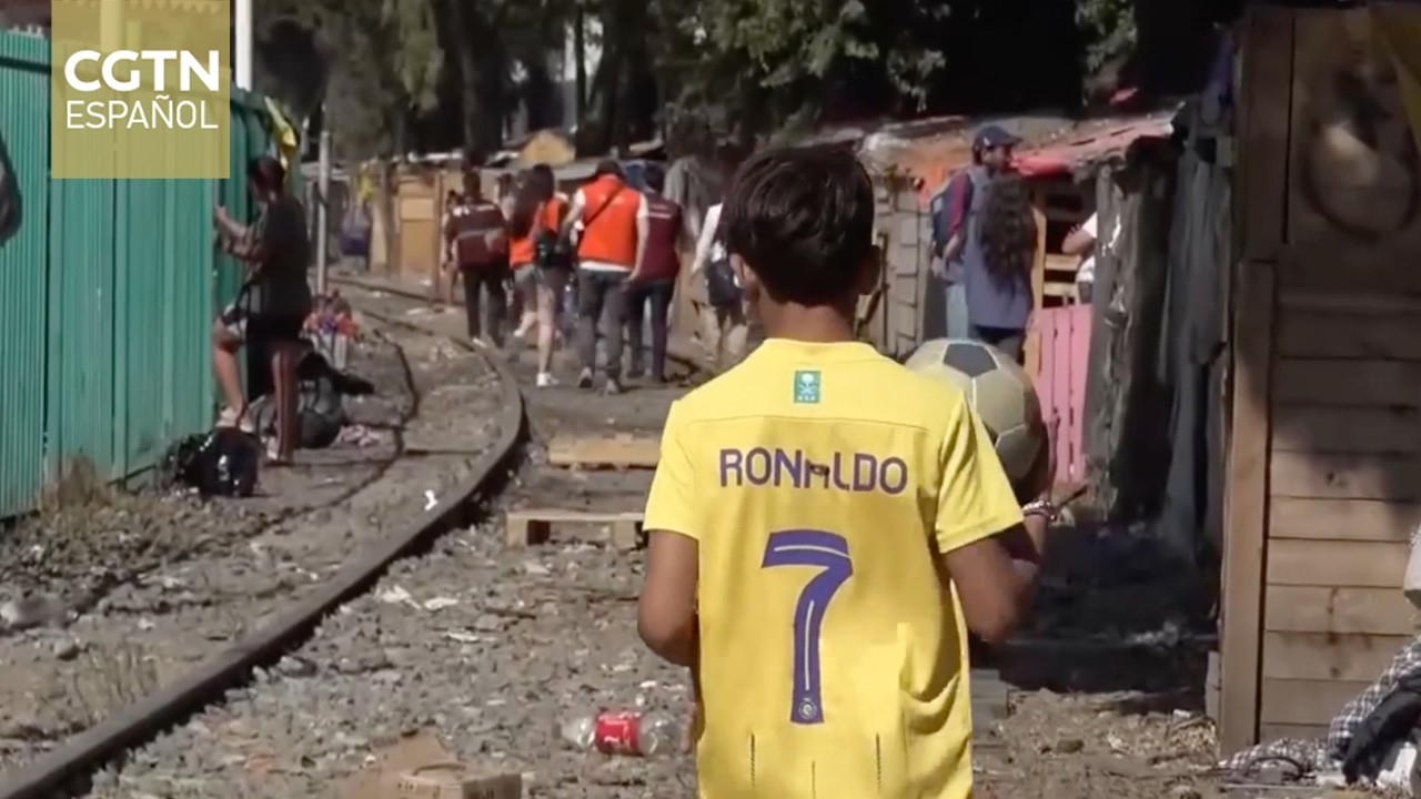 Un niño migrante anhela tener una casa donde vivir y conocer a una estrella del fútbol