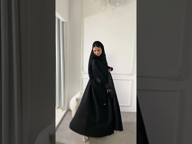 عباية سوداء أكمام مثلثة ورد عنابي