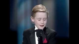 Download lagu Macaulay Culkin opens the 17th Annual People's Choice Awards mp3