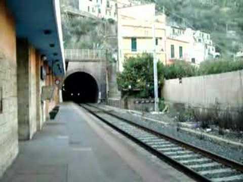 Treno Regionale all' uscita della galleria