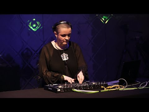 Native Sessions : Les bases du mix Techno avec Flore sur Traktor S4 Mk3 | Native Instruments