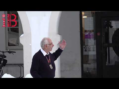 Mit der Drehleiter der Feuerwehr wird der Pütt-Banner am Rathaus aufgehängt.