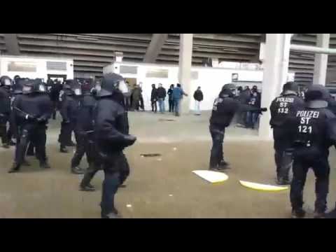 Hooligans Magdeburg gegen die Polizei