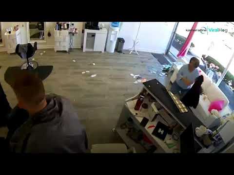 Hirsch durchbricht Schaufenster eines Friseursalons