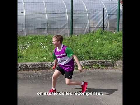 La belle trajectoire du ballon au poing