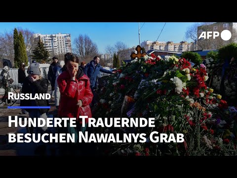 Hunderte Trauernde besuchen Nawalnys Grab | AFP