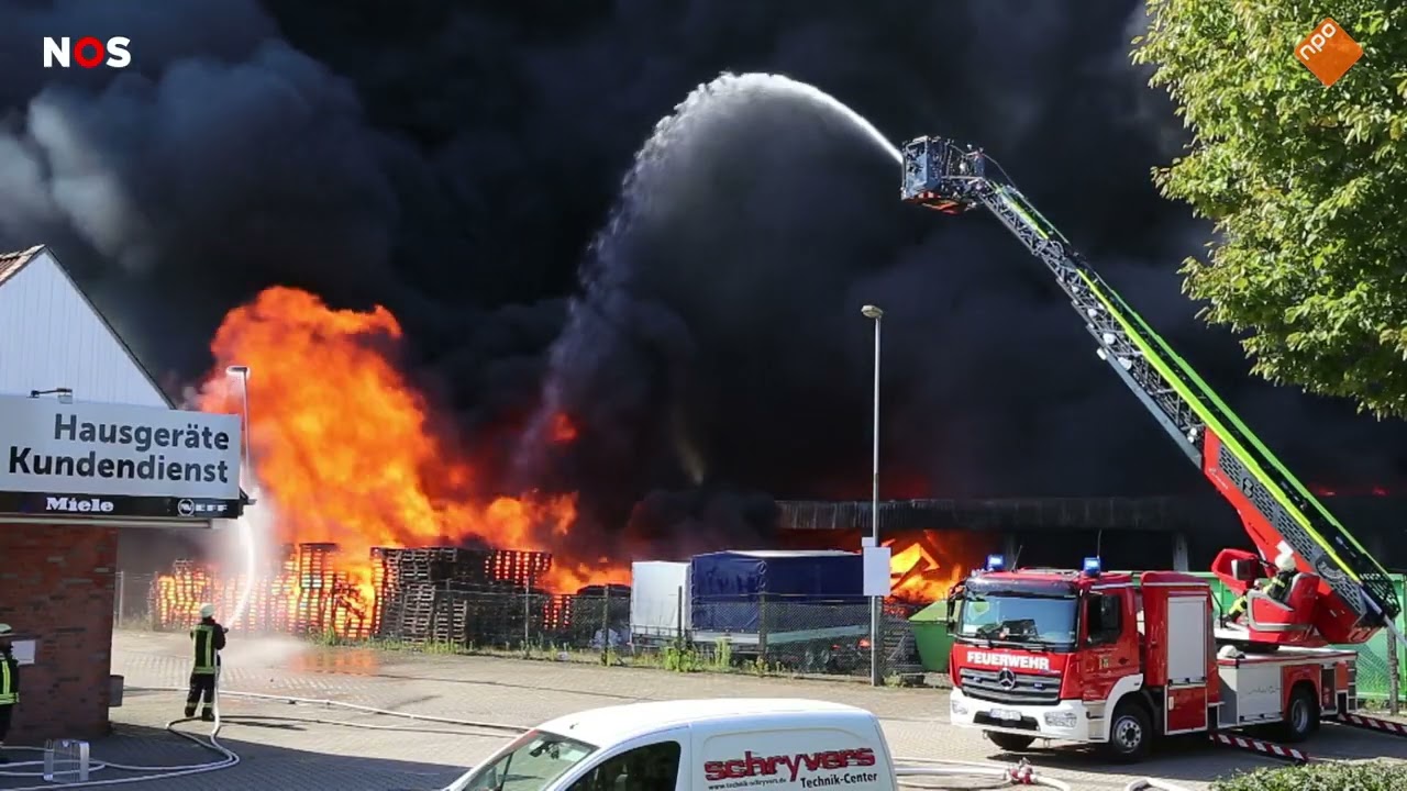 Grote brand op industrieterrein Duitsland leidt tot ook boven Nederland