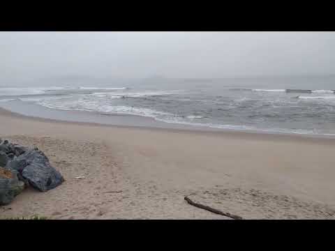 Segunda-feira inicia com ondas pequenas em Balneário Barra do Sul SC 